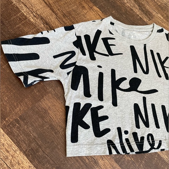 2🍒/$36~Nike AOP Graffiti Style Gray Crop Top~Medium - Picture 5 of 15
